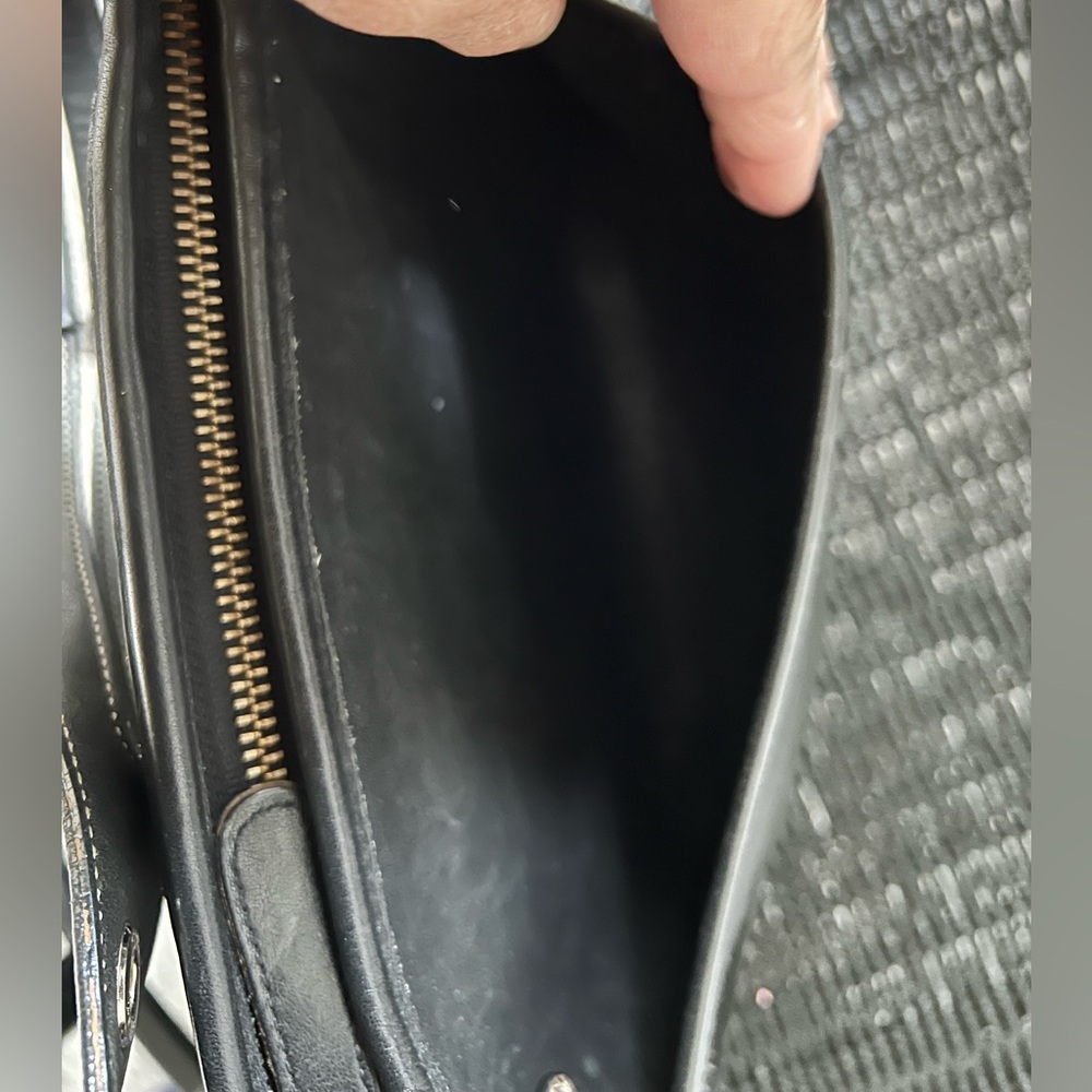 Vintage Coach Legacy zip bag in black leather, gold antique tone hardware, feet. - Picture 9 of 11